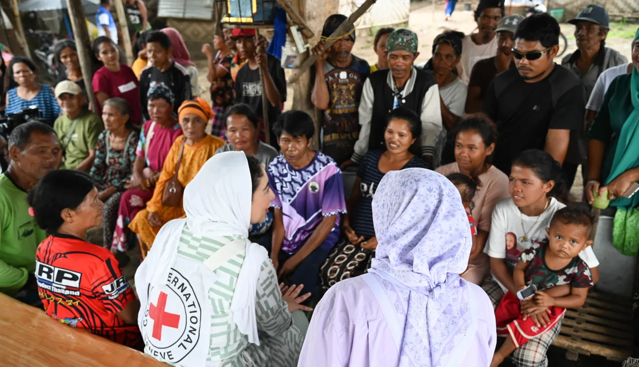 Hiro Yabusaki, head of Cotabato subdelegation, speaks with conflict-affected indigenous people in Datu Hoffer, Ampatuan, Maguindanao del Sur Hiro Yabusaki, head of Cotabato subdelegation, speaks with conflict-affected indigenous people in Datu Hoffer, Ampatuan, Maguindanao del Sur