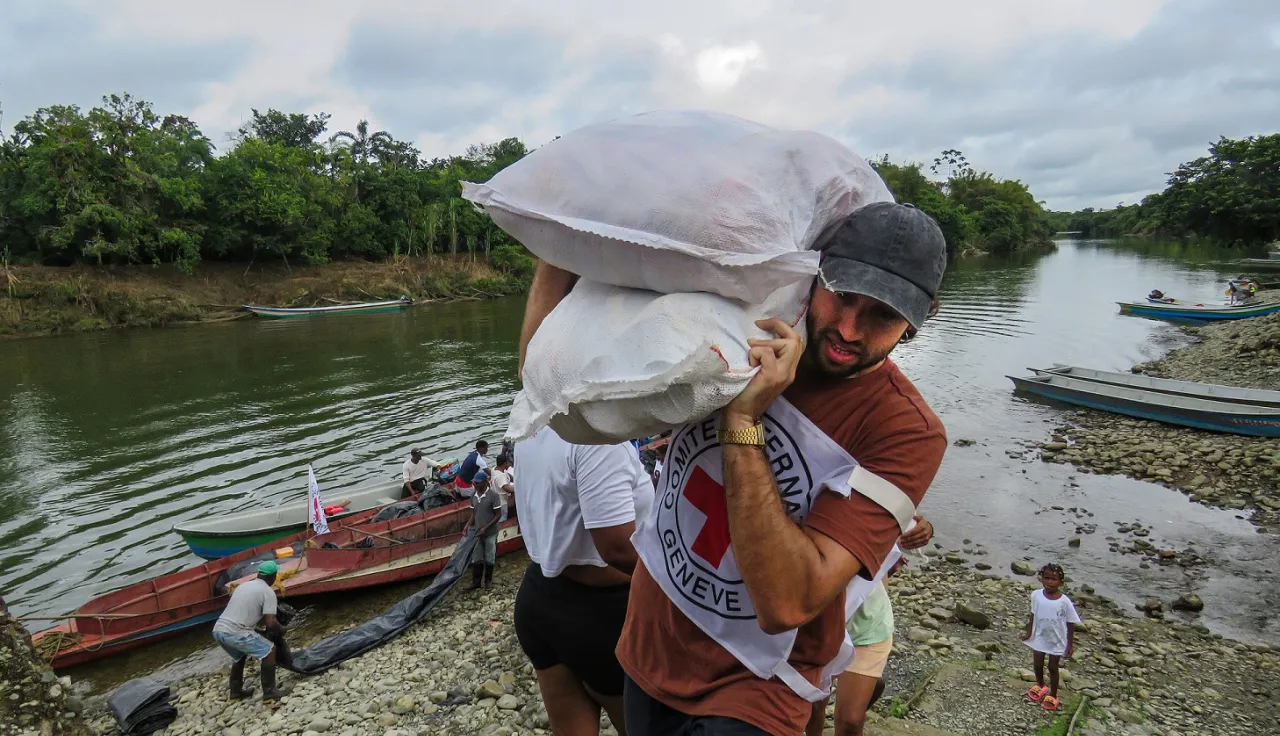 ICRC staff delivers food kits in Colombia.