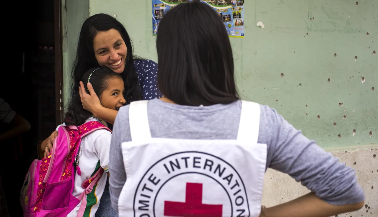 A mother hugs her daughter as she talks to an ICRC field staff in Norte de Santander, Catatumbo region, San Calixto. 