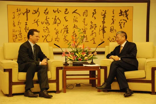 中国外交部副部长谢杭生会见红十字国际委员会行动部主任皮埃尔·克雷恩布尔。