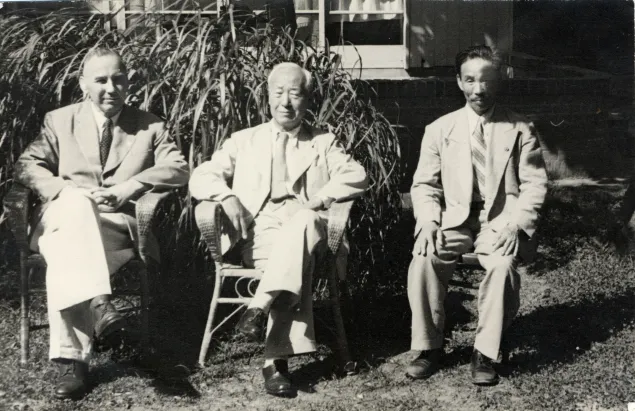 Portrait of Frederic Bieri, an ICRC delegate, Syngman Rhee, the President of the Republic of Korea, and Yung Tai Pyun, the President of the Korean Red Cross (10 August 1950)