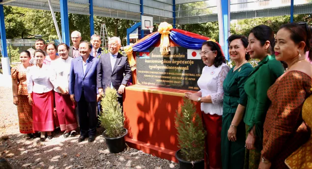 Guests at the inauguration of the new roof, including Her Royal Highness Princess Sisowath Kanthireth, Marc Zlot (the ICRC’s physical rehabilitation programme manager in Cambodia), Sok Lou, Atsushi Ueno and Men Neary Sopheak. Stephen Rae/ICRC Inauguration of the new roof for the wheelchair court in Battambang. Cambodia. Stephen Rae/ICRC