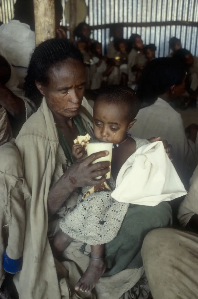 1984-Civil war in Ethiopia. Mekele: A nutrition centre run jointly by the ICRC and the Ethiopian Red Cross.