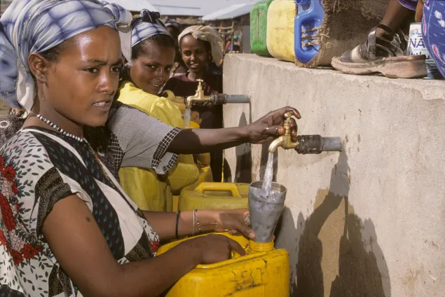 Women fetching water from ICRC supply point.