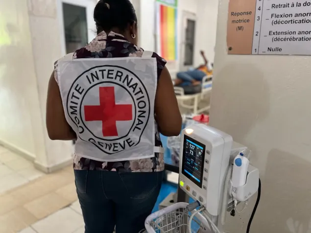 Une employée du CICR en visite à l’hôpital Saint Camille pour évaluer les besoins médicaux et renforcer la collaboration humanitaire.  Une employée du CICR en visite à l’hôpital Saint Camille pour évaluer les besoins médicaux et renforcer la collaboration humanitaire.