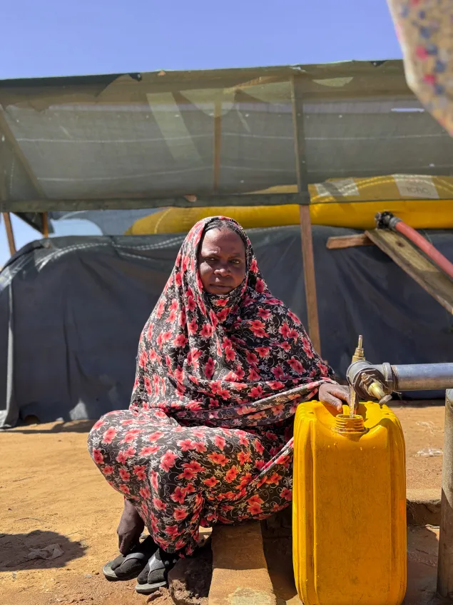 Réfugiée soudanaise au point d'eau CICR à Adré