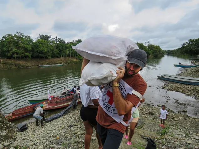 ICRC staff delivers food kits in Colombia.
