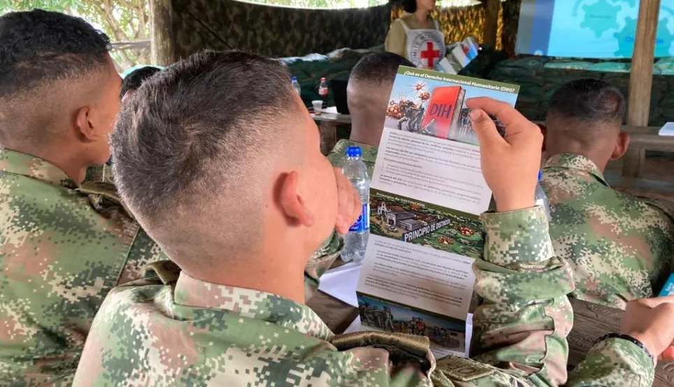 Colombia, armed forces receiving an ICRC course on IHL. 