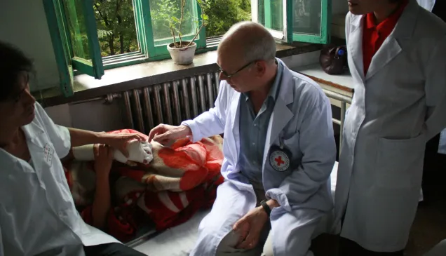 Sariwon, South Hwanghae Provincial Hospital. ICRC and hospital surgeons examine the fractured hand of a patient in the orthopaedic ward. Martin Unternaehrer/ICRC ICRC and hospital surgeons examine the fractured hand of a patient in the orthopaedic ward of the South Hwanghae Provincial Hospital.
