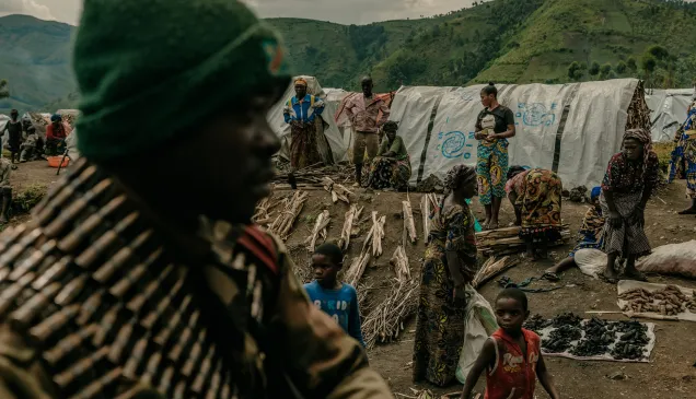 Unidades del ejército congoleño pasan por delante de campamentos de desplazados. 08 de abril, Sake, provincia de Kivu Norte, República Democrática del Congo. Sake era un objetivo clave de una ofensiva del M23 que pretendía aislar la ciudad de Goma. 