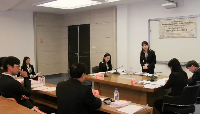 12月7日， 吉林大学， 来自中国政法大学的选手黄婷立在四分之一决赛上作为控方代表发言。