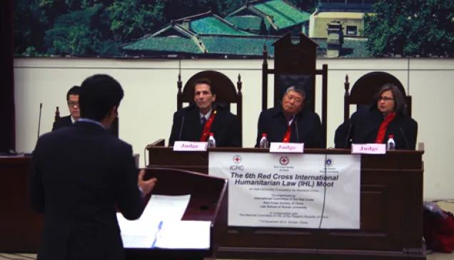 2012年12月9日, 在模拟法庭竞赛的决赛上，北京大学队的队员作为辩方在法官面前进行陈述。 