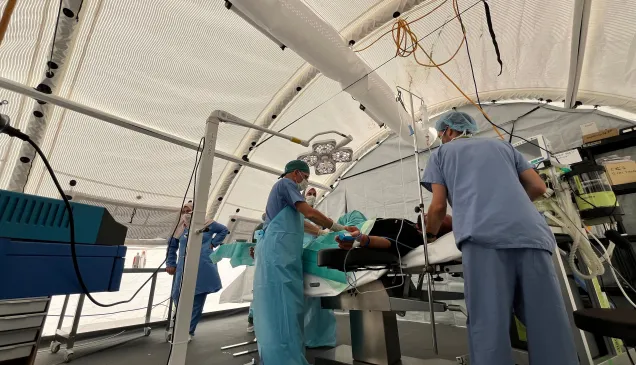 Gaza Field Hospital. Surgeons at work (2024). Hisham Mhanna/ICRC