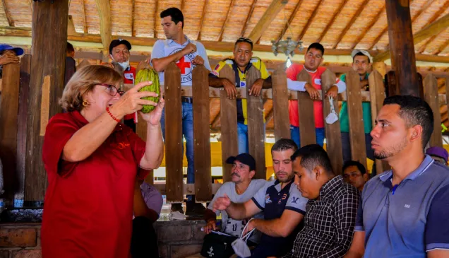 Productores de cacao están reunidos con el personal del CICR.