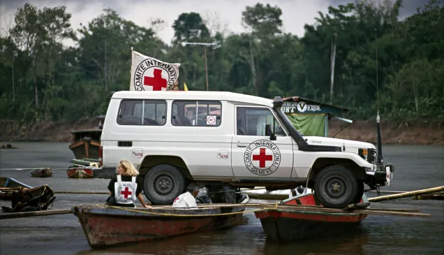 1998年，哥伦比亚，救援车辆涉过普图马约的一条河流。