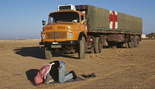运送红十字国际委员会救援物资的卡车准备离开安曼前往巴格达。