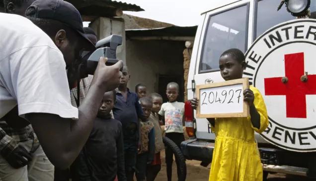 1995年，卢旺达，与家人失散的孩子在加绍拉照相，以便帮助他们找到家人。