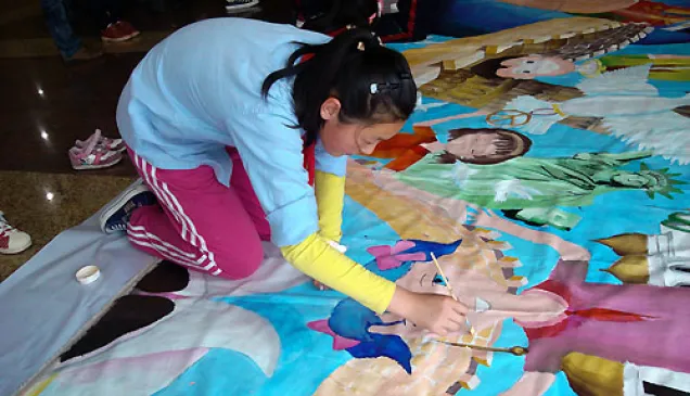 文化节的十米长卷绘画活动。