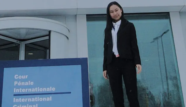 宋天英：作为海牙国际刑事法院的实习生，来自浙江的宋天英表示，能够认识许多国际人道法方面的前辈并从他们身上学到很多东西，令她感到非常荣幸。