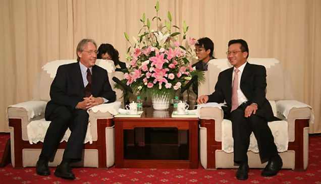 红十字国际委员会东亚地区代表处主任梅拉先生与云南省副省长高峰进行了短暂的会谈。