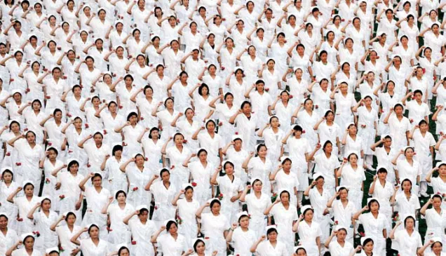 3000余名中国护理专业学生戴上洁白的燕帽，宣读南丁格尔誓言。 