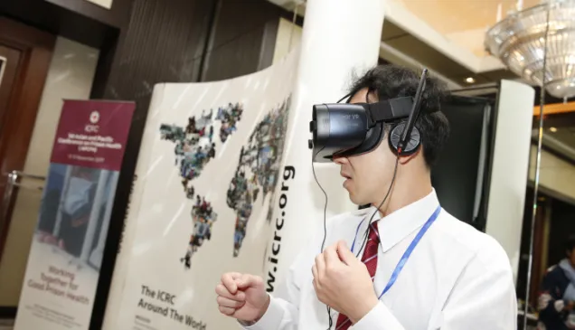 A participant of the first Asian and Pacific Conference on prison health organized by the ICRC experiences a virtual reality device.