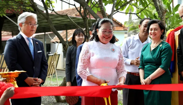 Men Neary Sopheak participates in the ribbon-cutting ceremony during the inauguration of the new roof in Battambang, Cambodia. Stephen Rae/ICRC