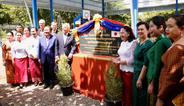 Guests at the inauguration of the new roof, including Her Royal Highness Princess Sisowath Kanthireth, Marc Zlot (the ICRC’s physical rehabilitation programme manager in Cambodia), Sok Lou, Atsushi Ueno and Men Neary Sopheak. Stephen Rae/ICRC Inauguration of the new roof for the wheelchair court in Battambang. Cambodia. Stephen Rae/ICRC