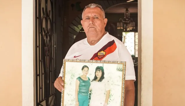 Don Héctor Aristondo sostiene el retrato de su hija Marisela Cecibel, desaparecida en 2006