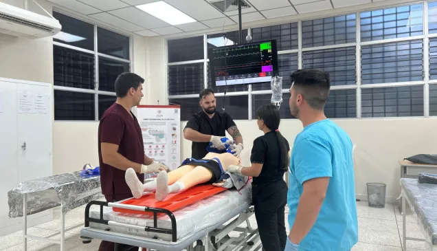 Varios estudiantes están usando la camilla y el maniquí que fueron donados para la sala de simulación en la Universidad de Carabobo, núcleo Aragua.