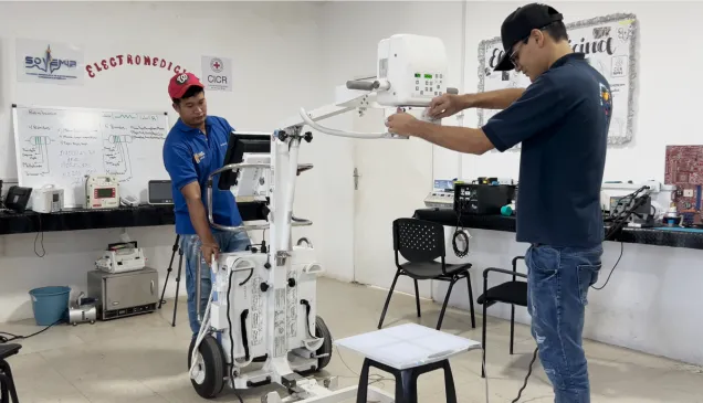 Xavier y Daniel son técnicos de equipos médicos y trabajan en el taller habilitado en el Hospital Ruiz y Páez del estado Bolívar. En esta foto, están manipulando uno de los equipos donados por el CICR.