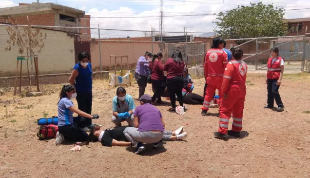 Voluntarios de la Cruz Roja Boliviana enseñan primeros auxilios en una comunidad.