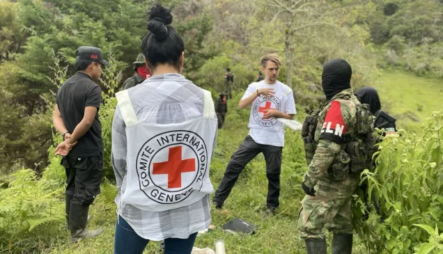 Delegados del CICR en Colombia dialogan con miembros de un grupo armado.