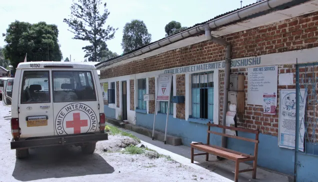 Centre de santé de Bushushu, territoire de Kalehe, Sud-Kivu Juin 2025, Kalehe, Sud-Kivu – Centre de santé de Bushushu, territoire de Kalehe, Sud-Kivu. Cette structure qui couvre une aide de santé de 25.000 habitants, a été victime de pillage lors des récentes hostilités. Grâce au soutien du CICR, les enfants de 0 à 15 ans et autres personnes vulnérables y sont soignés gratuitement.