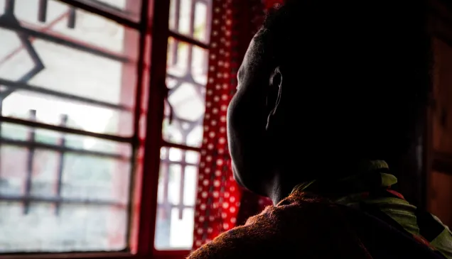Photo d'une victime de violences sexuelles, vue de dos, RD Congo. Jonathan Busasi / CICR Photo d'une victime de violences sexuelles, vue de dos, RD Congo