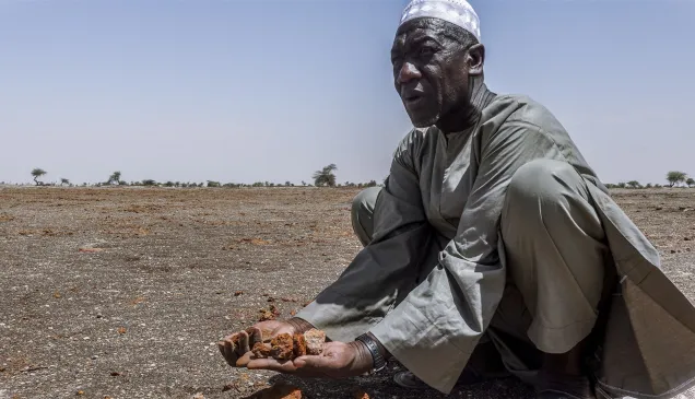 Timbuktu region, Mbouna. A resident poses in the middle of lake Faguibine, which is now dried up because of climate change.  Timbuktu region, Mbouna. A resident poses in the middle of lake Faguibine, which is now dried up because of climate change.