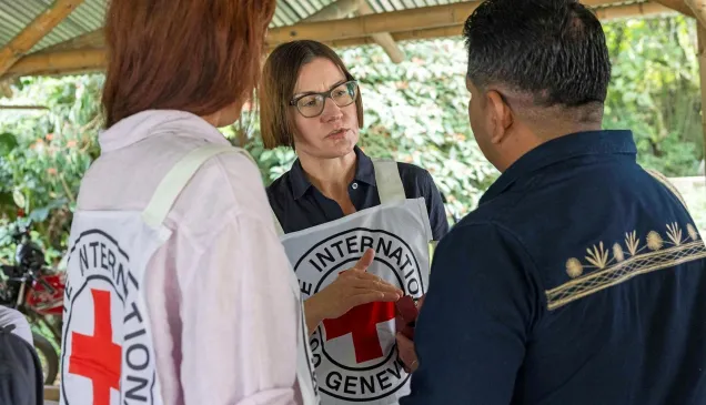 Presidenta del CICR, Mirjana Spoljaric, habla con dos personas