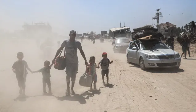 Des Palestiniens fuient leurs maisons dans la partie est de Khan Younis, à Gaza, le 22 juillet 2024. 