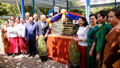 Guests at the inauguration of the new roof, including Her Royal Highness Princess Sisowath Kanthireth, Marc Zlot (the ICRC’s physical rehabilitation programme manager in Cambodia), Sok Lou, Atsushi Ueno and Men Neary Sopheak. Stephen Rae/ICRC Inauguration of the new roof for the wheelchair court in Battambang. Cambodia. Stephen Rae/ICRC