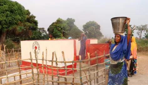 Un forage construit par le CICR au village Goya dans la Sous-Préfecture de Kouango dans la Ouaka pour faciliter l’accès de la communauté à l’eau potable.  Ledoux Brice SARAMALET-AKAMA, Une bénéficiaire devant le forage construit.