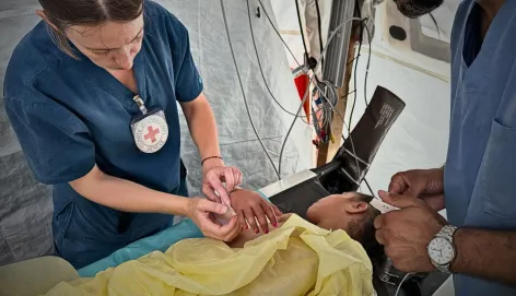 ICRC phsyiotherapist, Rieke Hayes, with a patient at the Red Cross Field Hospital in Rafah ICRC phsyiotherapist, Rieke Hayes, with a patient at the Red Cross Field Hospital in Rafah