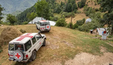 ICRC vehicles bringing aid
