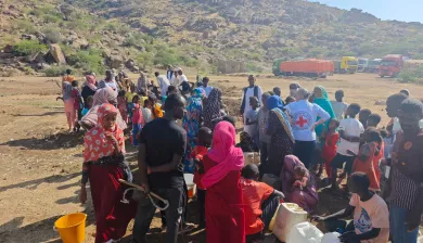 ICRC staff assist displaced families gathering for aid distribution in a rural, mountainous area, in Port Sudan. ICRC staff assist displaced families gathering for aid distribution in a rural, mountainous area, in Port Sudan.