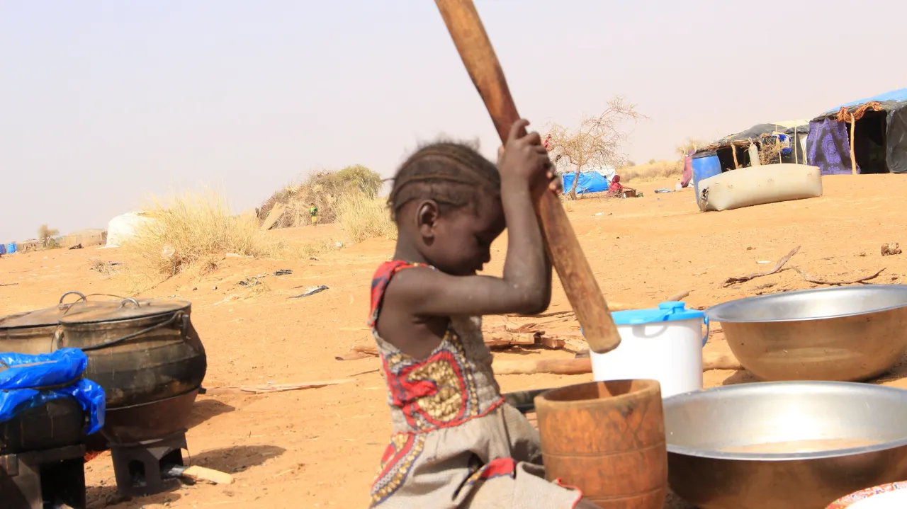 Farida* aide sa maman à préparer les repas. La quantité de nourriture disponible ne suffit pas à nourrir toute la famille.