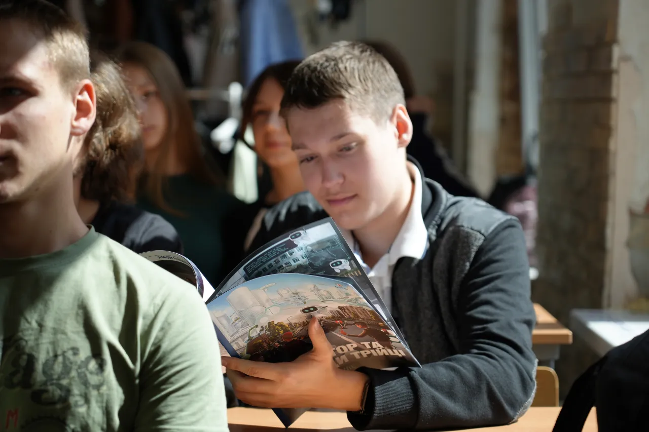 Danylo, a ninth-grader from Kyiv, participates in risk awareness and safe behaviour session at school. Anna Bilous/ICRC