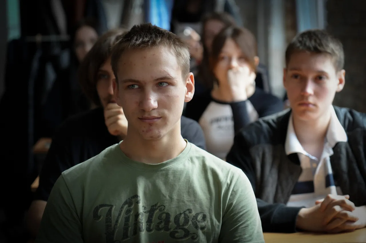 Maksym, a 15-year-old from Kyiv, participates in risk awareness and safe behaviour session at school. Anna Bilous/ICRC