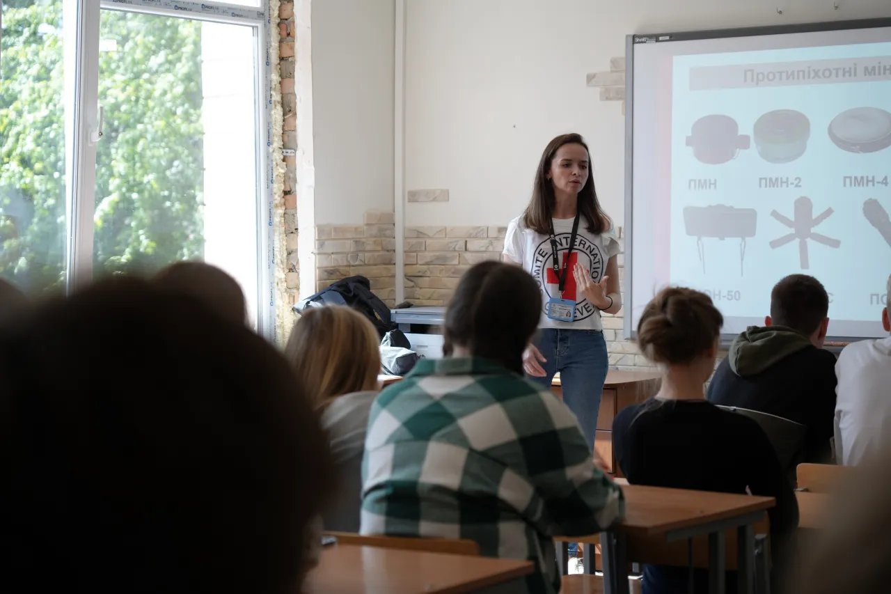 An ICRC officer conducts risk awareness and safe behaviour training session at school. Anna Bilous/ICRC