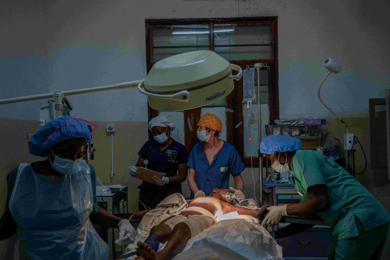 A surgical team operates on a little girl who was a victim of the clashes in the city. A surgical team operates on a little girl who was a victim of the clashes in the city.