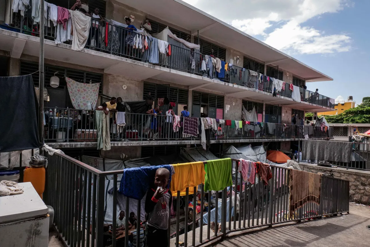 L’École Nationale Argentine Bellegarde, à Lalue (Port-au-Prince), autrefois lieu d’apprentissage pour des centaines d’enfants, abrite aujourd’hui près de 695 familles déplacées L’École Nationale Argentine Bellegarde, à Lalue (Port-au-Prince), autrefois lieu d’apprentissage pour des centaines d’enfants, abrite aujourd’hui près de 695 familles déplacées