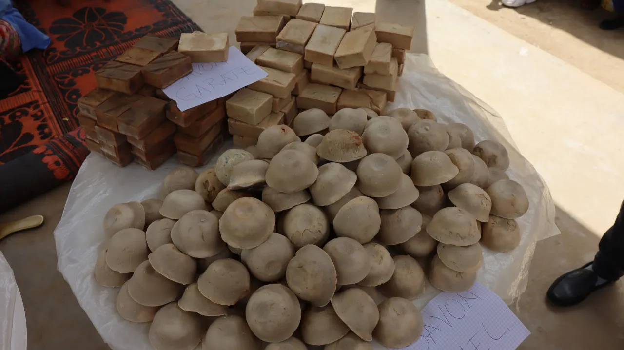 Savons fabriqués par les détenus de la maison d’arrêt de Klessoum Savons fabriqués par les détenus de la maison d’arrêt de Klessoum.